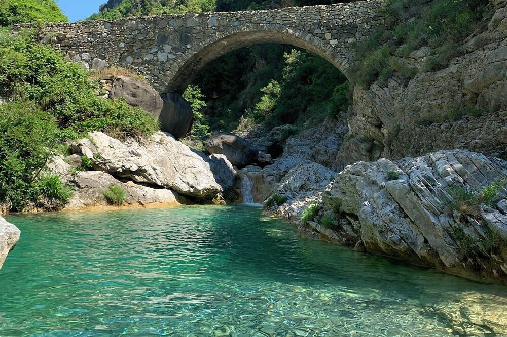 Entire apartment, Vacation home \"A Cola\" hot tub and natural ponds of Rio Barbaira in Rocchetta Nervina, Ligurian Alps