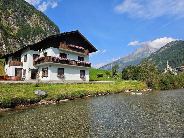 BnB für 4 Personen, mit Balkon und Terrasse sowie Garten und Ausblick in Heiligenblut