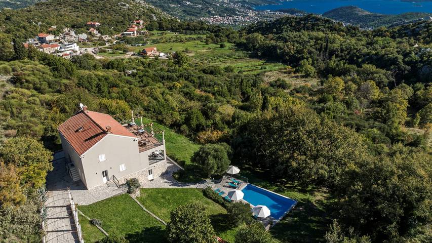 Villa for 12 people, with garden and terrace in Srebreno