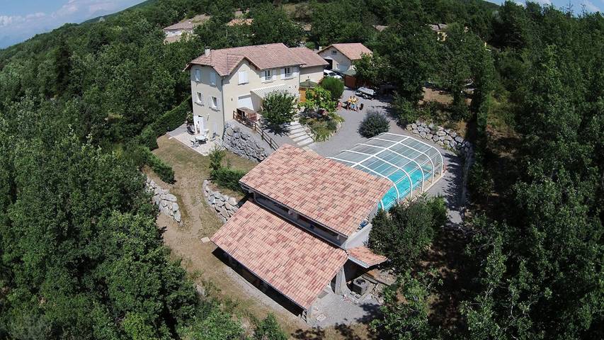 Gîte pour 6 personnes, avec piscine et jacuzzi ainsi que jardin et terrasse