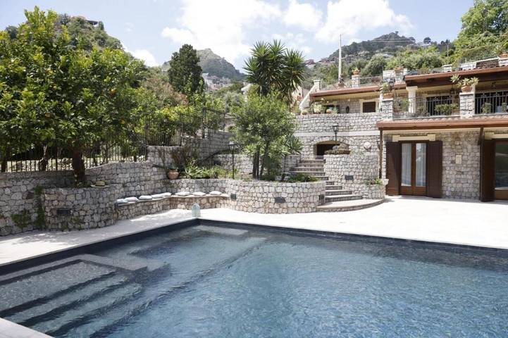 Villa per 10 persone, con terrazza e piscina nonché giardino e panorama, con animali domestici a Taormina