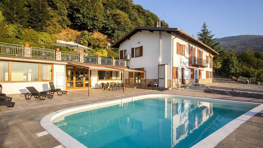 Appartamento per 13 persone, con piscina e giardino, con animali domestici in Val Camonica