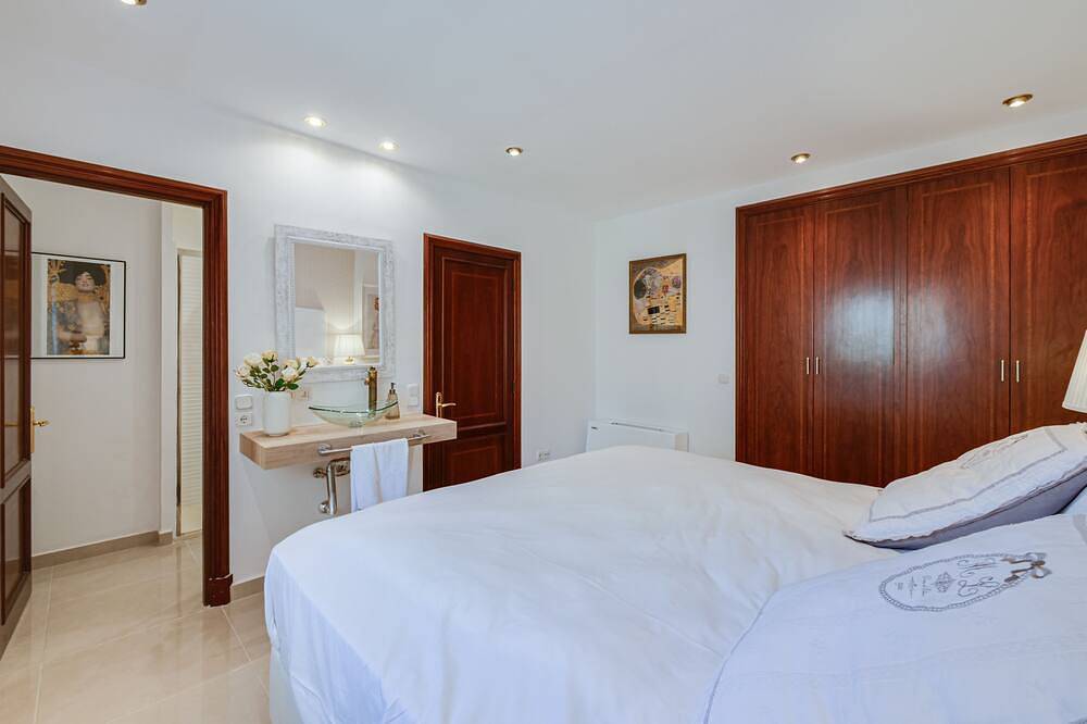 *New *Dream villa: 2 pools, movie theater, sauna, beer tap in Crestatx, Sa Pobla