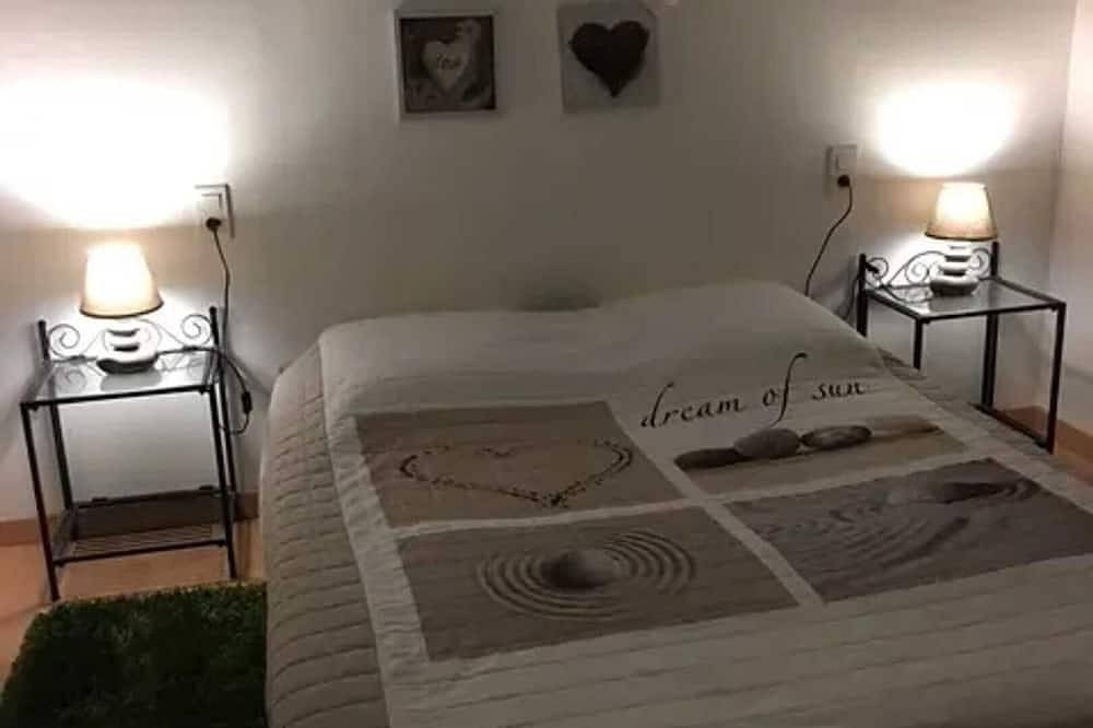 Homerez - Spacious Villa in Claira with Private Pool in Claira, Côte d'Améthyste