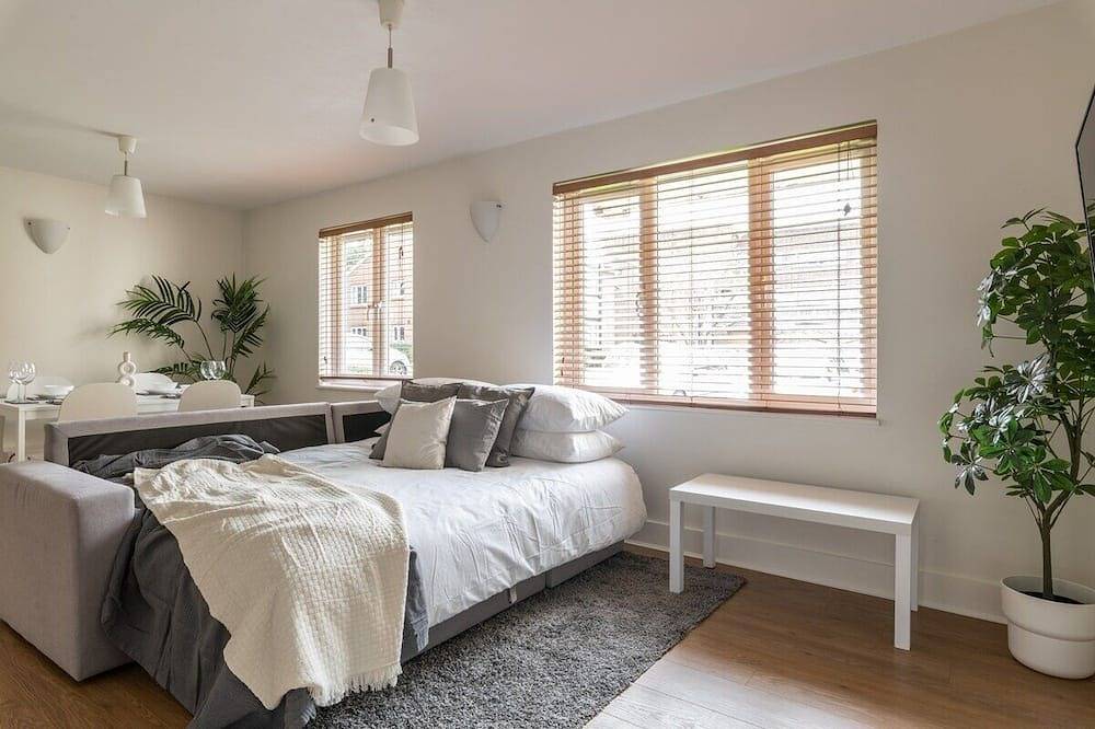 Entire apartment, Bright Fully Furnished Apartment/ 2 Parking Spaces in Crawley, West Sussex