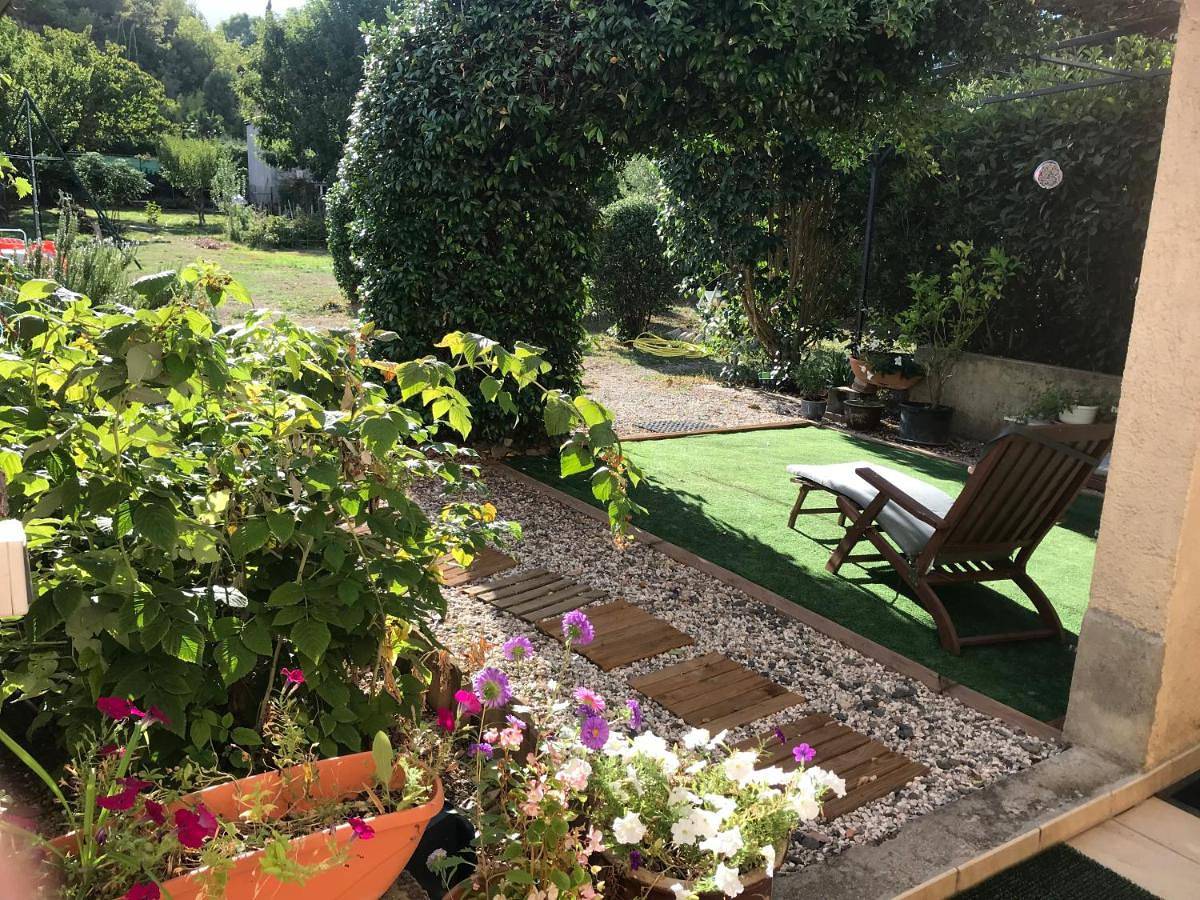 Chambre et salle de bain privé s'ouvrant sur terrasse, jardin et cuisine d'été in Quillan, Parc naturel régional Corbières-Fenouillèdes