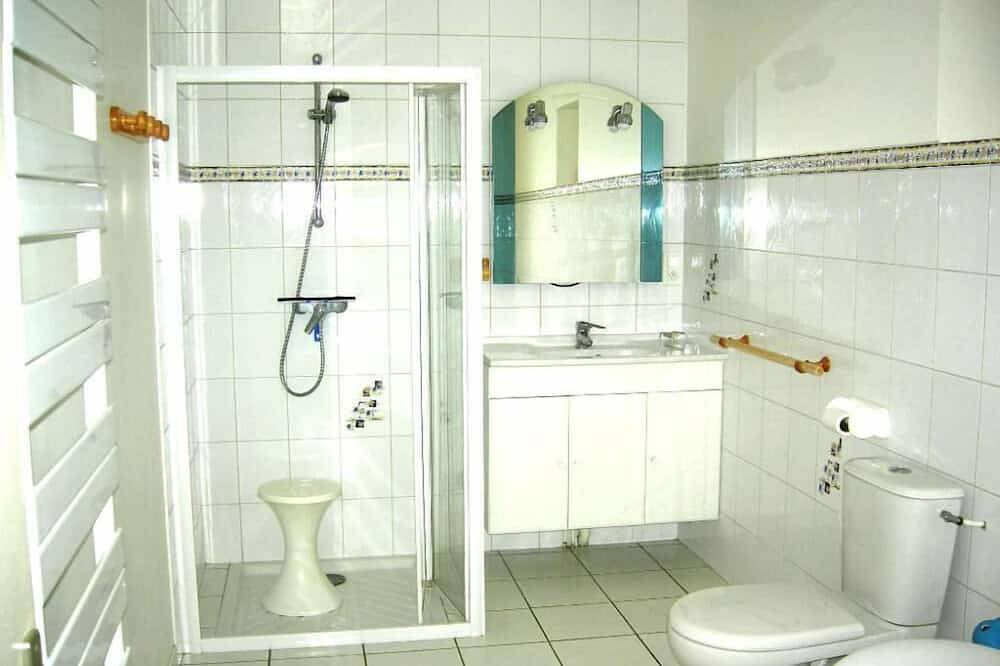 Charmante Maison Comtoise ,spacieuse,  grand jardin , parking privé in Bourg-de-Sirod, Jura Francais