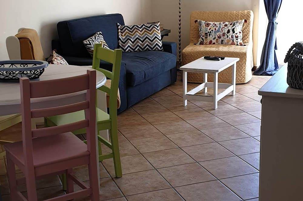Entire apartment, 15mins walk to beach! Cozy apartment with communal pool and Bbq area! in Alvor, Faro District