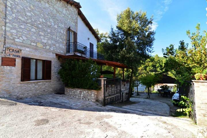 Agriturismo per 6 persone, con Balcone e Terrazza nonché Giardino e Panorama a Spoleto