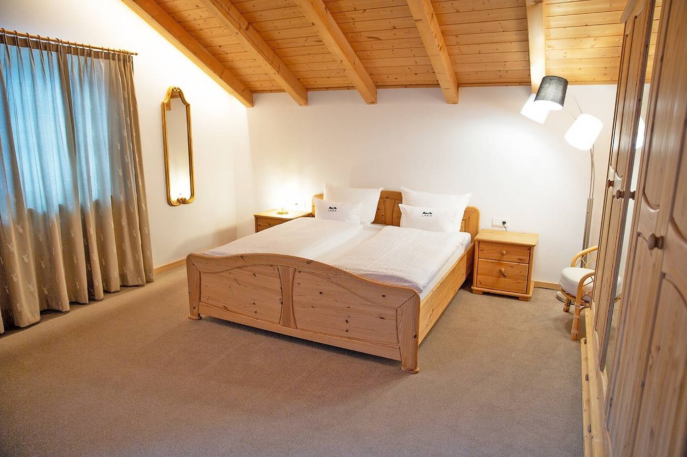 Ganze Wohnung, Apartment „Lara Ruveda“ mit Bergblick, privater Terrasse und Wlan in St. Jakob (Sankt Ulrich), St. Ulrich in Gröden