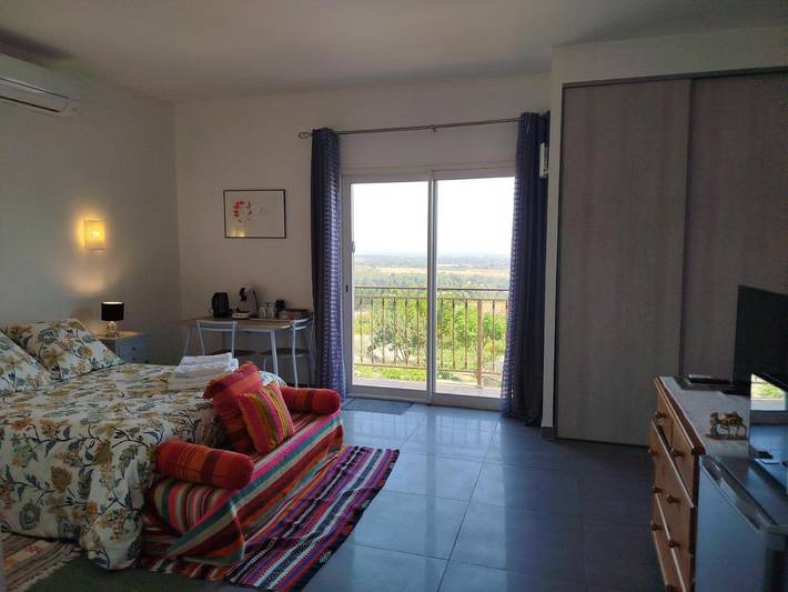 Gîte pour 2 personnes, avec Balcon et Terrasse ainsi que Jardin et Vue à Roullens