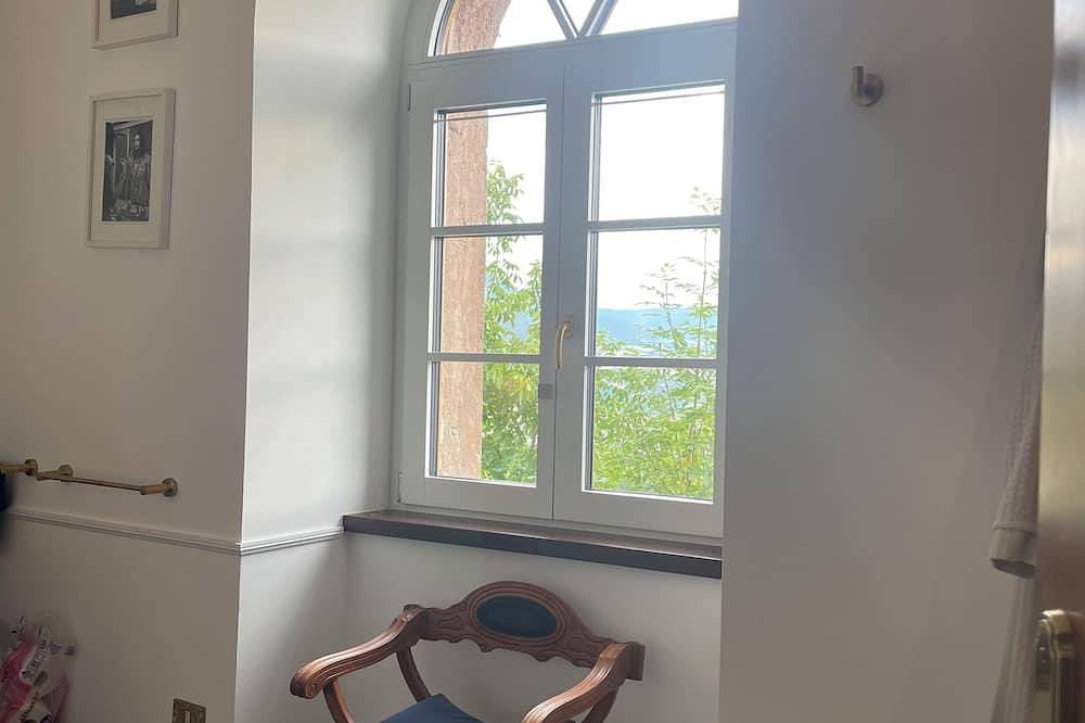A.D. 1486 chambre Panoramic room in old mansion Val di Non in Mechel, Cles