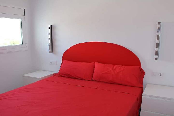 Apartamento entero, Moderno Apartamento  En 1ª Línea De Mar Con Vistas Mar Y Montaña in Platja de Sant Salvador (el Vendrell), Vendrell