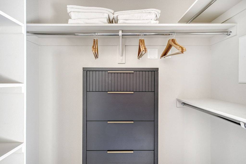 Ganze Wohnung, Lovely Redwood City 2Br w/ Gym & Tennis Court, walk to Wf, by Blueground in Redwood City, Silicon Valley