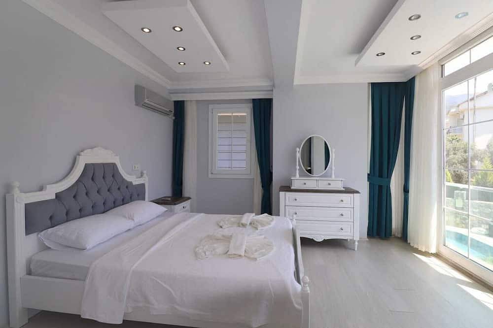 4-bedroom private pool villa in beautiful Fethiye ölüdeniz with Ac, Wifi in Fethiye, Türkische Ägäis