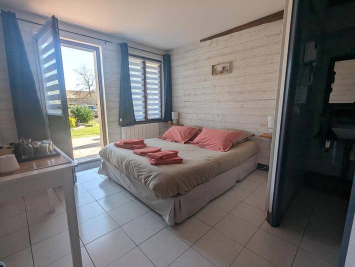 Chambre d’hôte pour 2 personnes, avec Terrasse et Jardin ainsi que Piscine et Vue