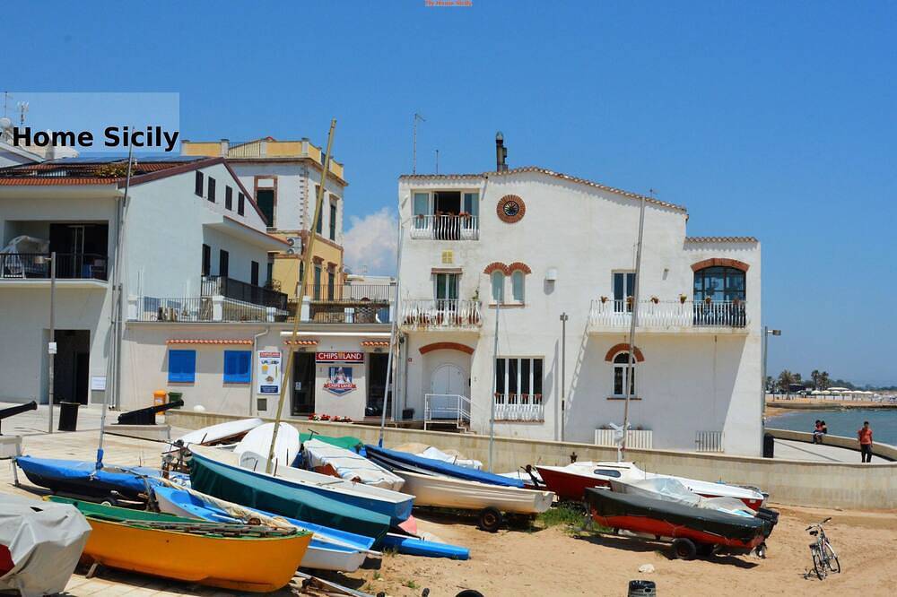 Appartamento intero, Attico panoramico fronte mare per 6/8 ospiti, in centro, wifi illimitato, in Marina di Ragusa, Provincia di Ragusa