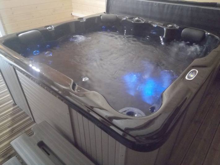 Charming Chalet in Venosc with Panoramic View and Jacuzzi in Vénosc, Les Deux Alpes