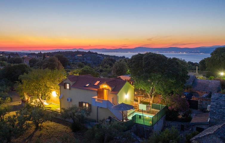 Villa pour 12 personnes, avec piscine et balcon/terrasse à Splitska - 2