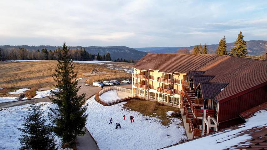 Parc de vacances pour 28 personnes, avec piscine et jardin dans le Jura