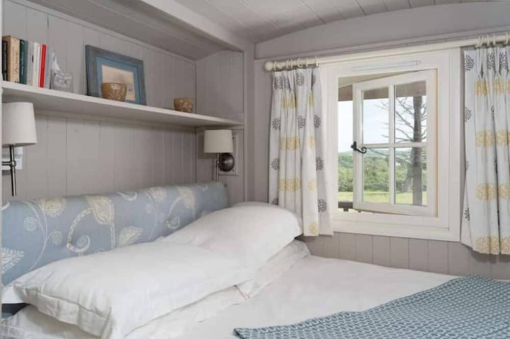 Woodstock Retreat Shepherd's Hut in Cornwall