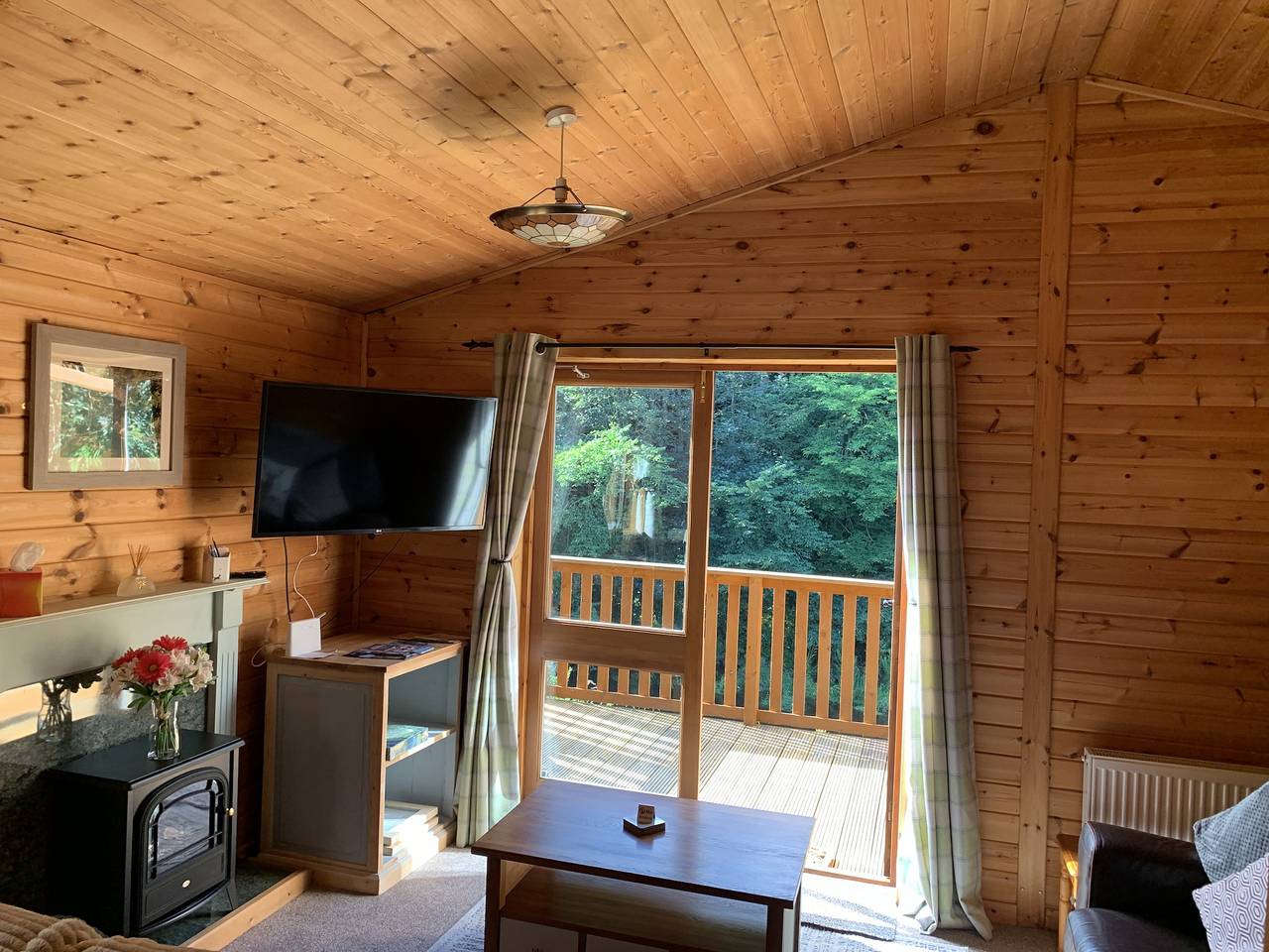 Lodge with river view - sleeps 6 - pet friendly in Scottish Borders