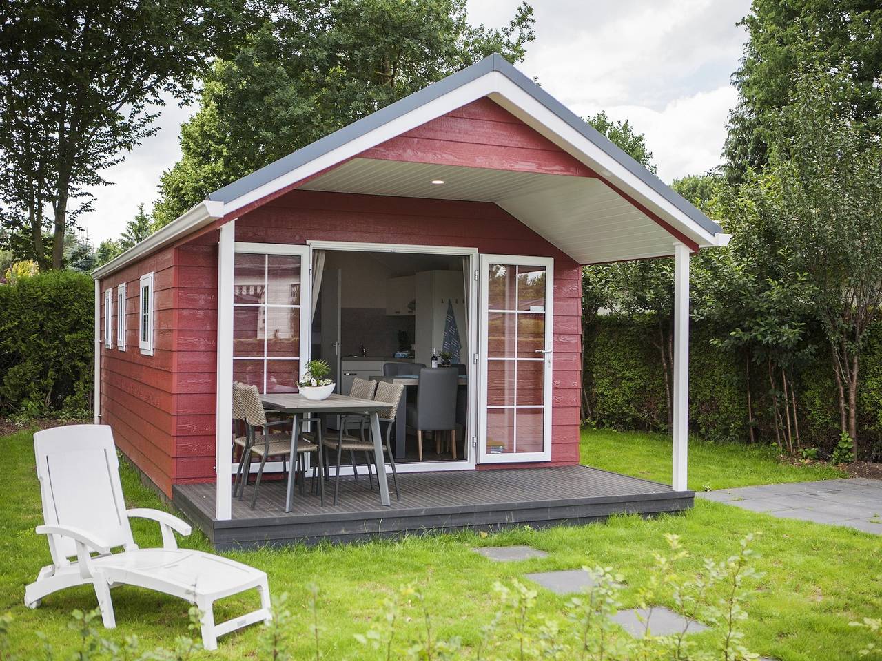Comfortable chalet with veranda, in a holiday park near the beautiful Veluwe in Veluwe