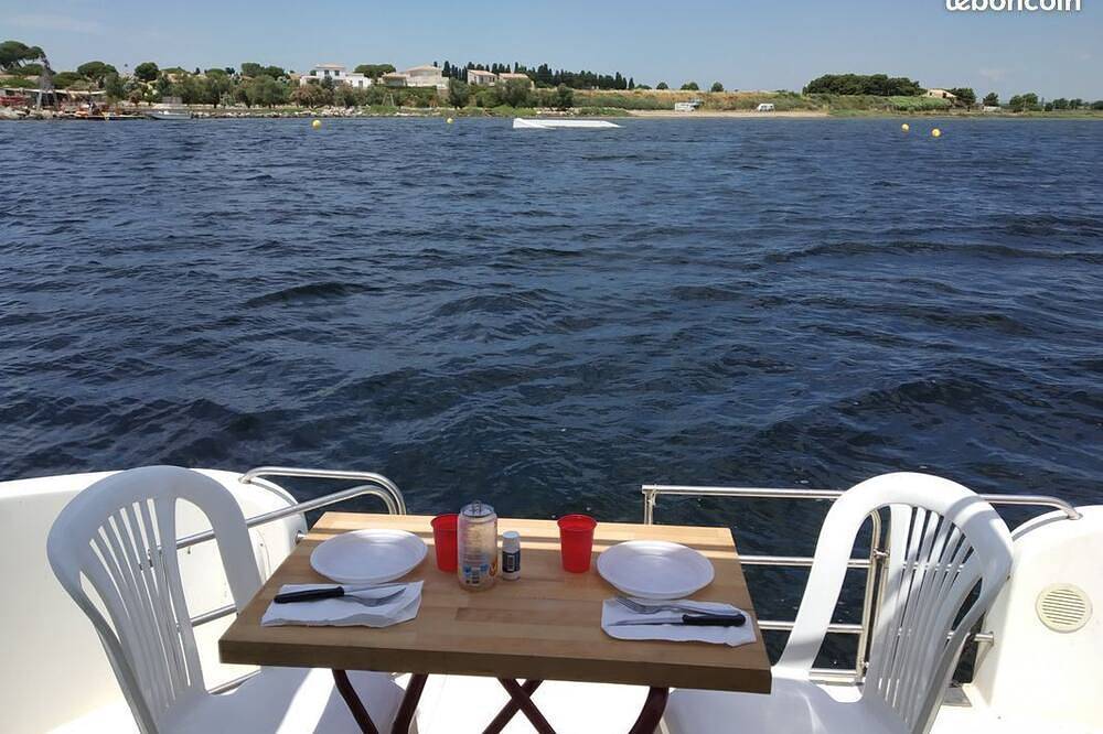 Habitable boat with terrace with panoramic view of the Canal du Midi in Béziers, Côte d'Améthyste