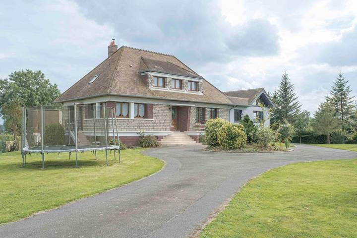 Location de vacances pour 8 personnes, avec vue ainsi que piscine et jardin, adapté aux familles dans Villers-sous-Foucarmont