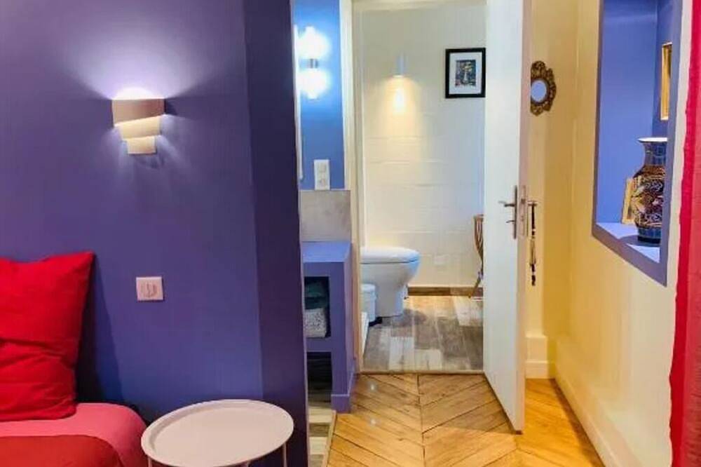 The colors of Commarin Chambre Bleue in Commarin, Beaune region