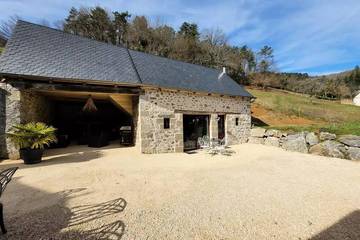Location de vacances pour 3 personnes, avec terrasse et piscine dans Argentat-sur-Dordogne