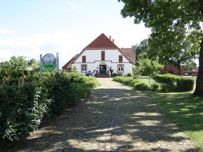 Ferienhaus für 25 Personen, mit Balkon und Garten sowie Pool in Amt Neuhaus