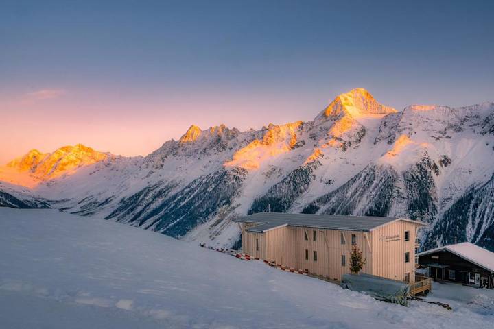 Hotel für 2 Personen, mit Balkon und Terrasse sowie Ausblick in Wiler