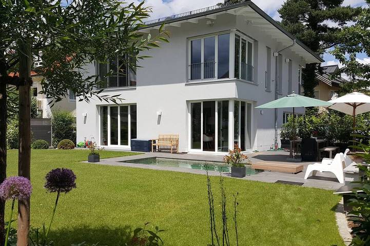 Villa für 4 Personen, mit Whirlpool und Terrasse sowie Garten und Pool in München