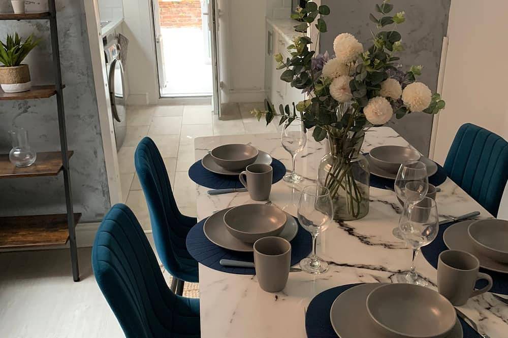 House of Cosy dots with 4 double bedrooms, living room, dining room and garden in Northampton, Northamptonshire