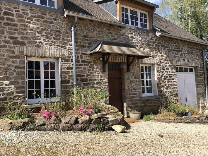 Casa rural con piscina climatizada, terraza y río in Pont-et-Massène, Región de Montbard
