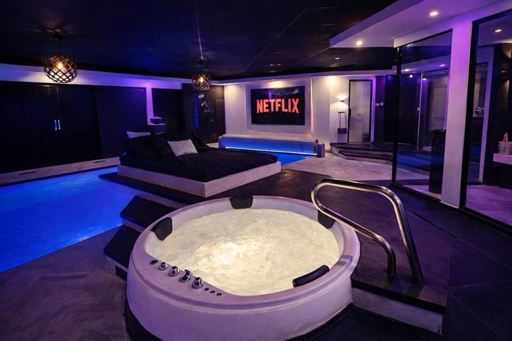 Vakantiehuis voor 6 personen, with Whirlpool and Terras as well as Zwembad and Sauna in Lelystad