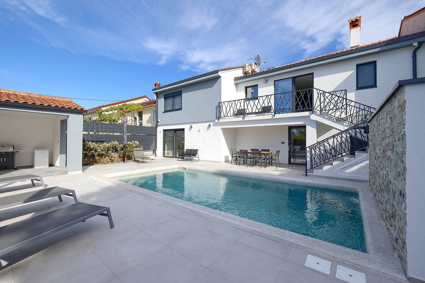 Villa Meri in Pula mit Pool und Meerblick in Stinjan, Pula
