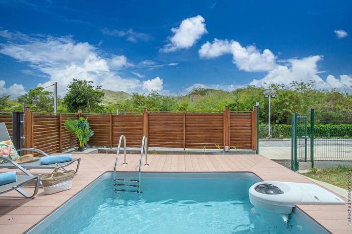 Gîte pour 2 personnes, avec jardin ainsi que piscine et terrasse en Martinique - 2