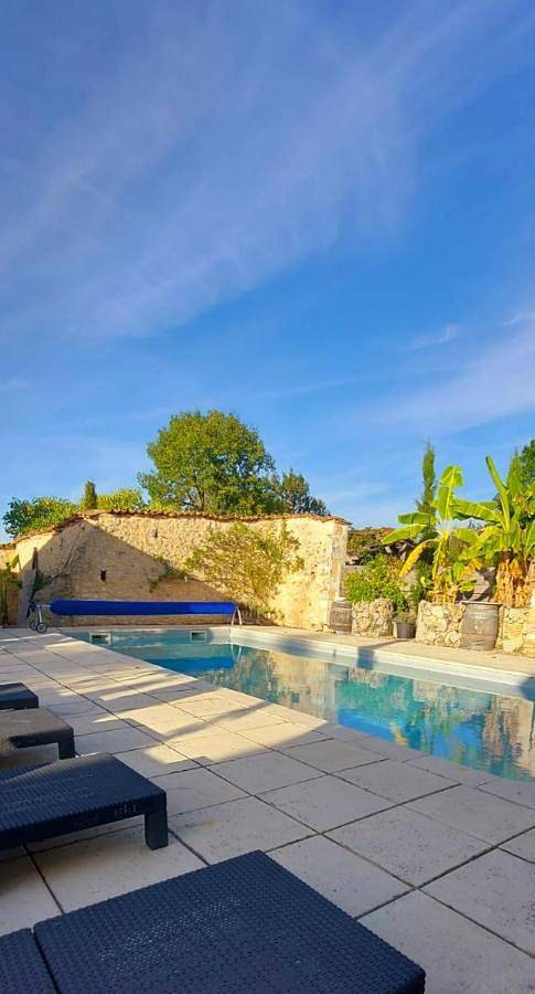 Location de vacances pour 20 personnes, avec terrasse ainsi que jacuzzi et piscine, animaux acceptés à Razac-d'Eymet