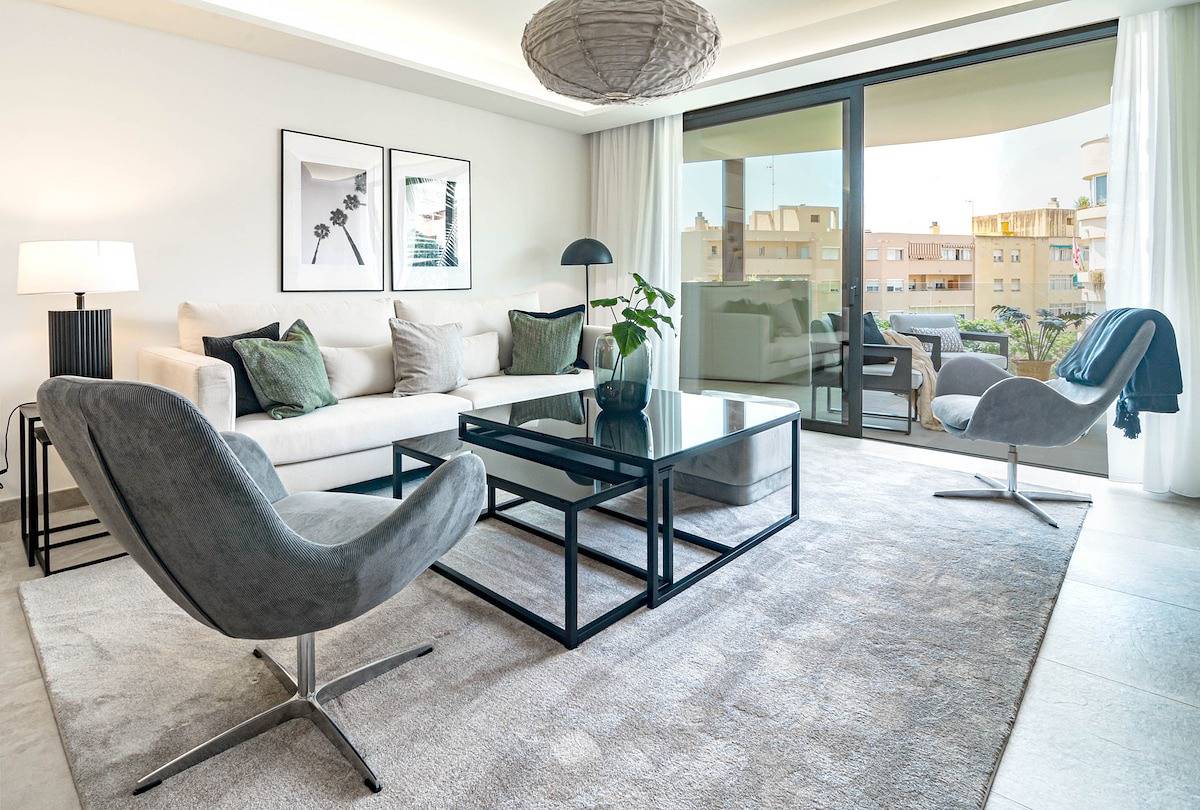 Entire apartment, Inf3.3K- Stunning city apartment close to beaches in Estepona Old Town, Estepona