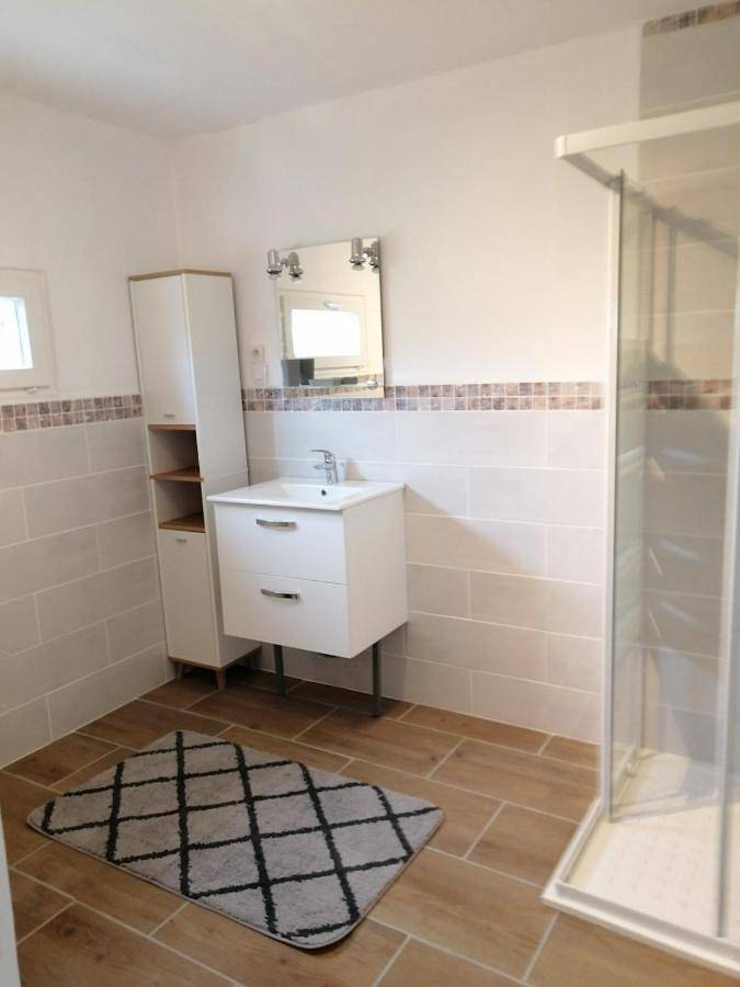Location de vacances pour 2 personnes, avec piscine ainsi que terrasse et vue, animaux acceptés à Saint-Jory-de-Chalais - 3