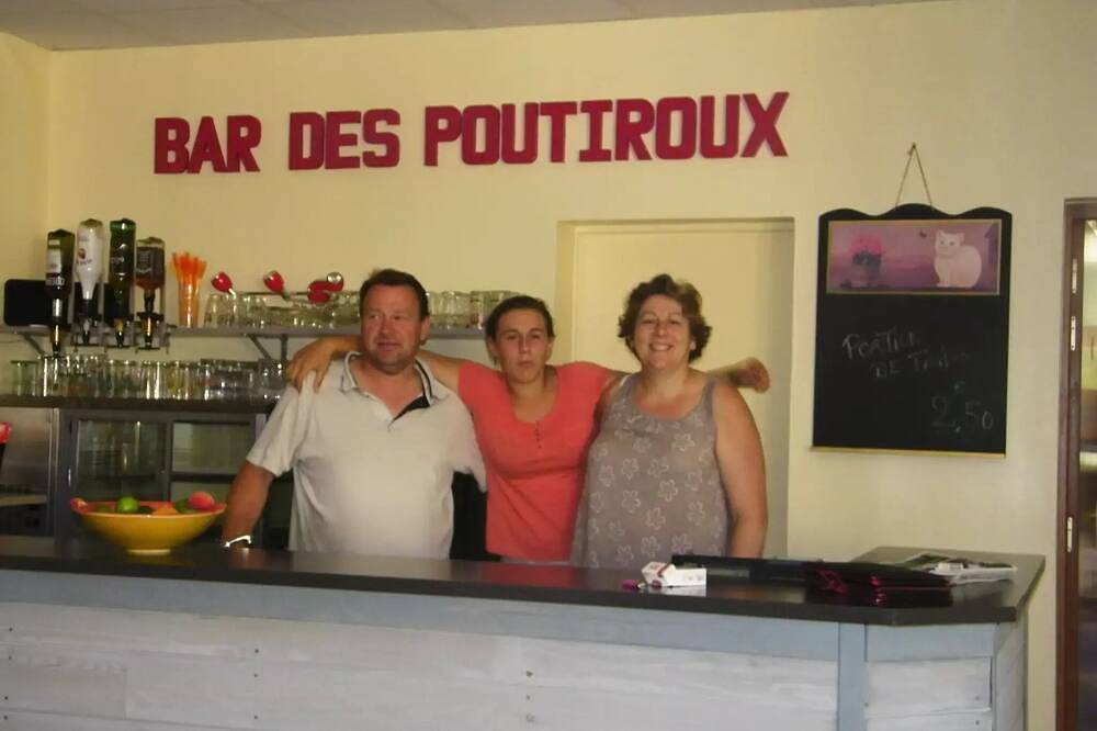 Camping les Poutiroux **** - Mobilhome 3 Chambres avec terrasse couverte 6 personnes in Limeuil, Périgord Pourpre