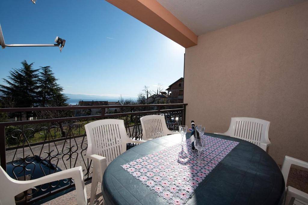 Appartamento intero, Appartamento di due stanze con balcone e vista mare Icici, Abbazia - Opatija A-27936-a in Icici, Abbazia Croazia