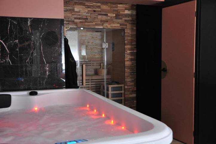 Location de vacances pour 2 personnes, avec terrasse ainsi que sauna et jacuzzi à Calais - 4