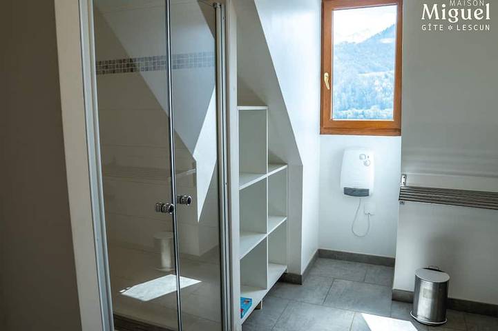 Gîte pour 11 personnes, avec jardin et terrasse, animaux acceptés à Lescun - 4