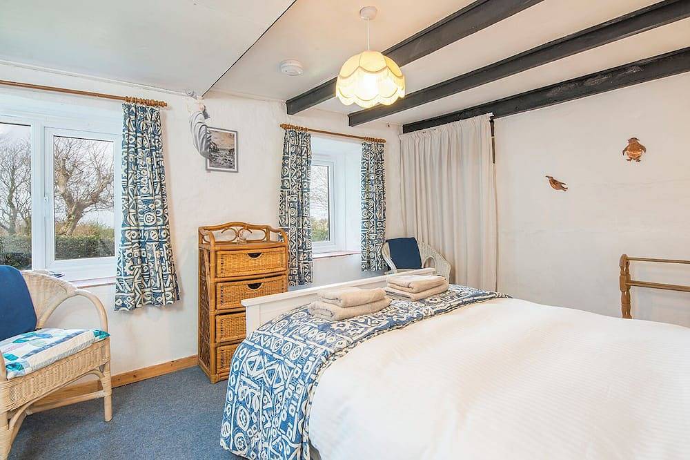 1 Caerau Isaf, Holiday Cottage Aberfelin Bay, Sleeps 4, 2 bedrooms,  bathrooms in Trefin, Pembrokeshire