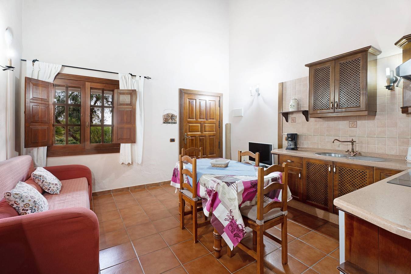 Apartamento entero, Apartamento Vacacional 'Finca La Bonita Ap P2' con Piscina, Terraza Compartida y Wi-Fi in Arona , Tenerife Sur