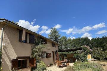 Gîte pour 9 personnes, avec terrasse et jardin à Puycelsi