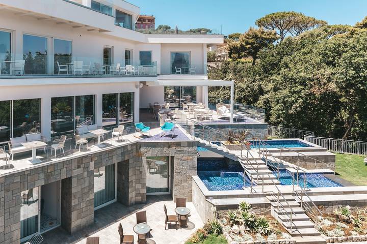 Villa for 30 people, with yard and hot tub in Sorrento